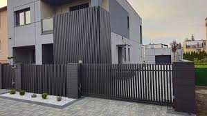 ogrodzenie grzebieniowe aluminiowe pionowe profile mur betonowy L