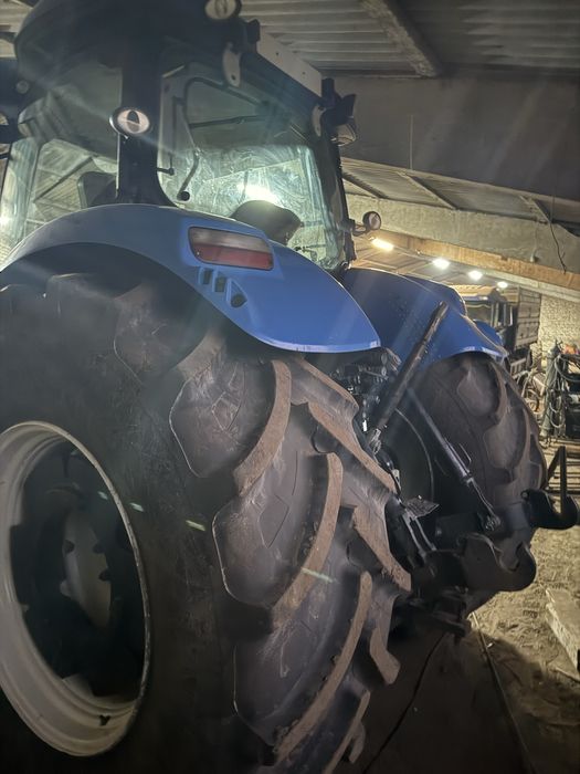 Пррдається трактор New Holland T7060