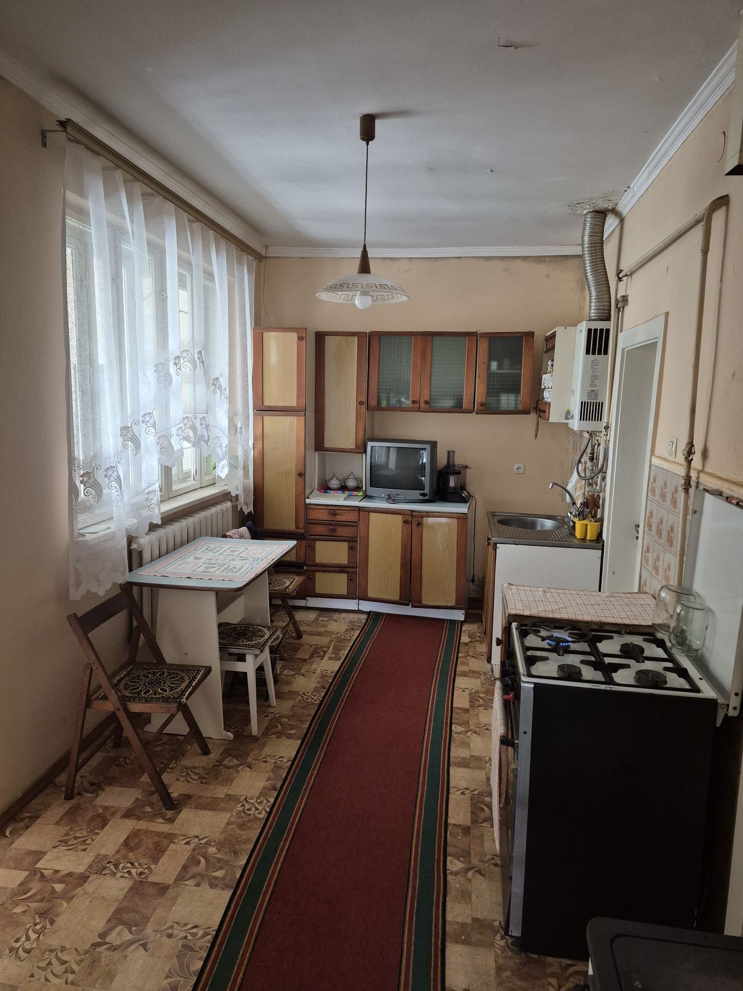 Продаж будинку в тихому районі міста.