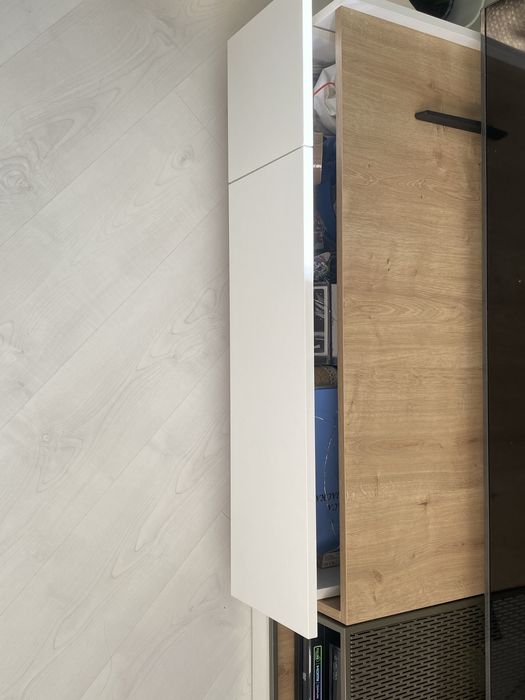 Meble Vox białe azurowe drzwiczki na gorze wykonczenie drewno kolordąb