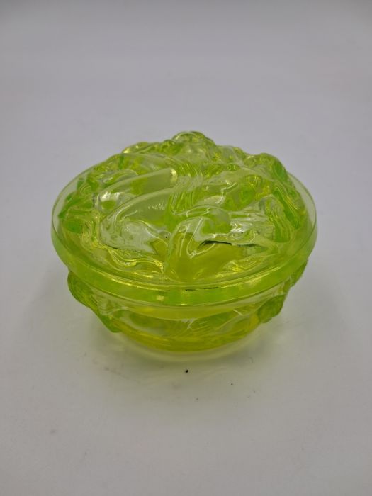 Piękne puzderko uranowe szkło inspirowane legendarnym Schlevogt