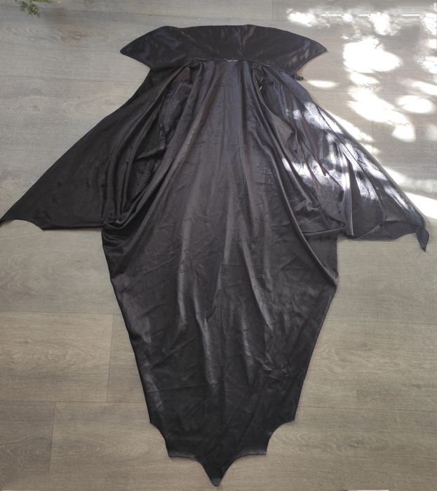 Продам мантии Дракула, на Хеллоуин, платья Золушки,Рапунцель,костюм ти