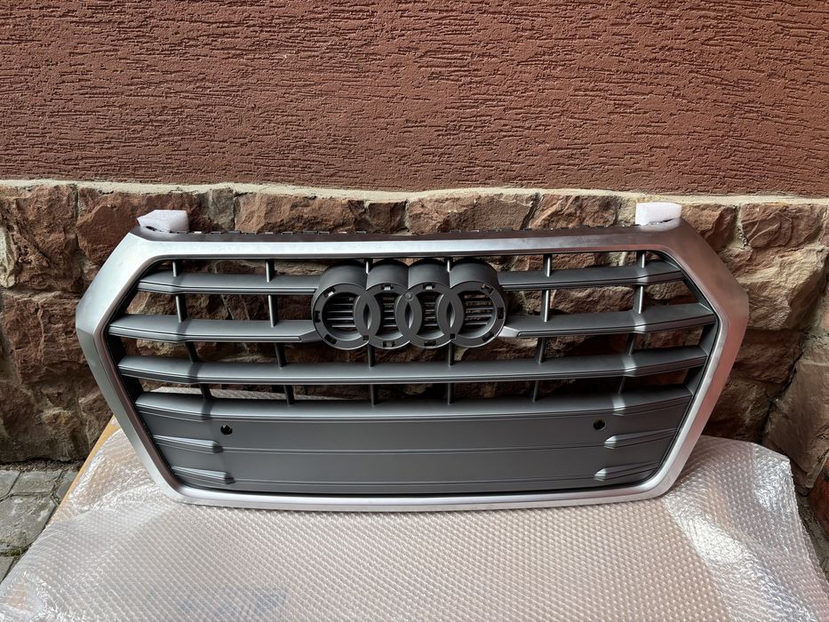 Ришітка Радіатора Гриль AUDI Q5 a80