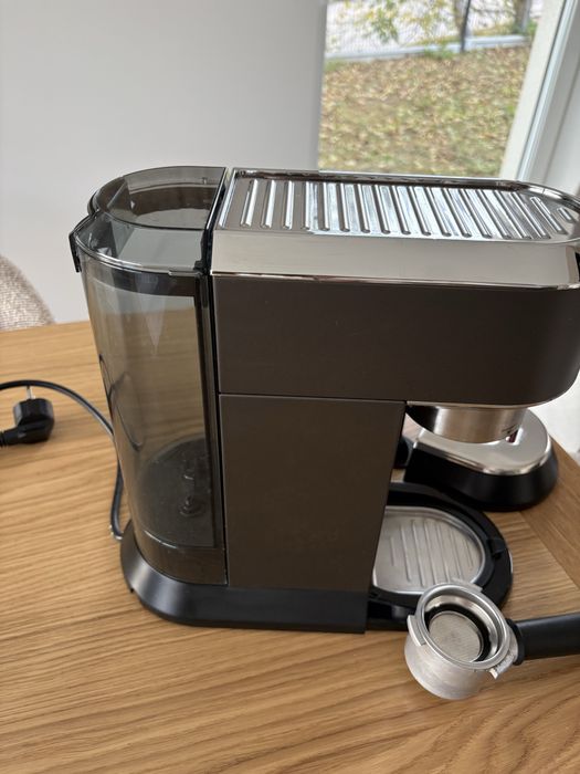 Ekspres kolbowy DeLonghi Dedica Style szary