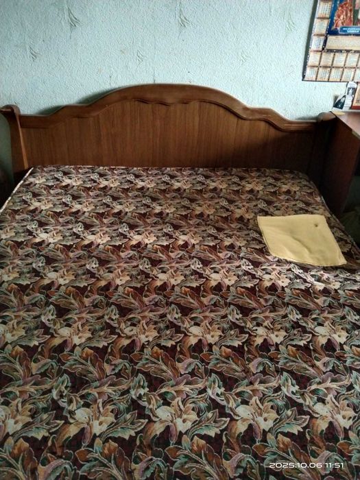Двухспальная кровать дерев'яна є пошкодження в матрасі
