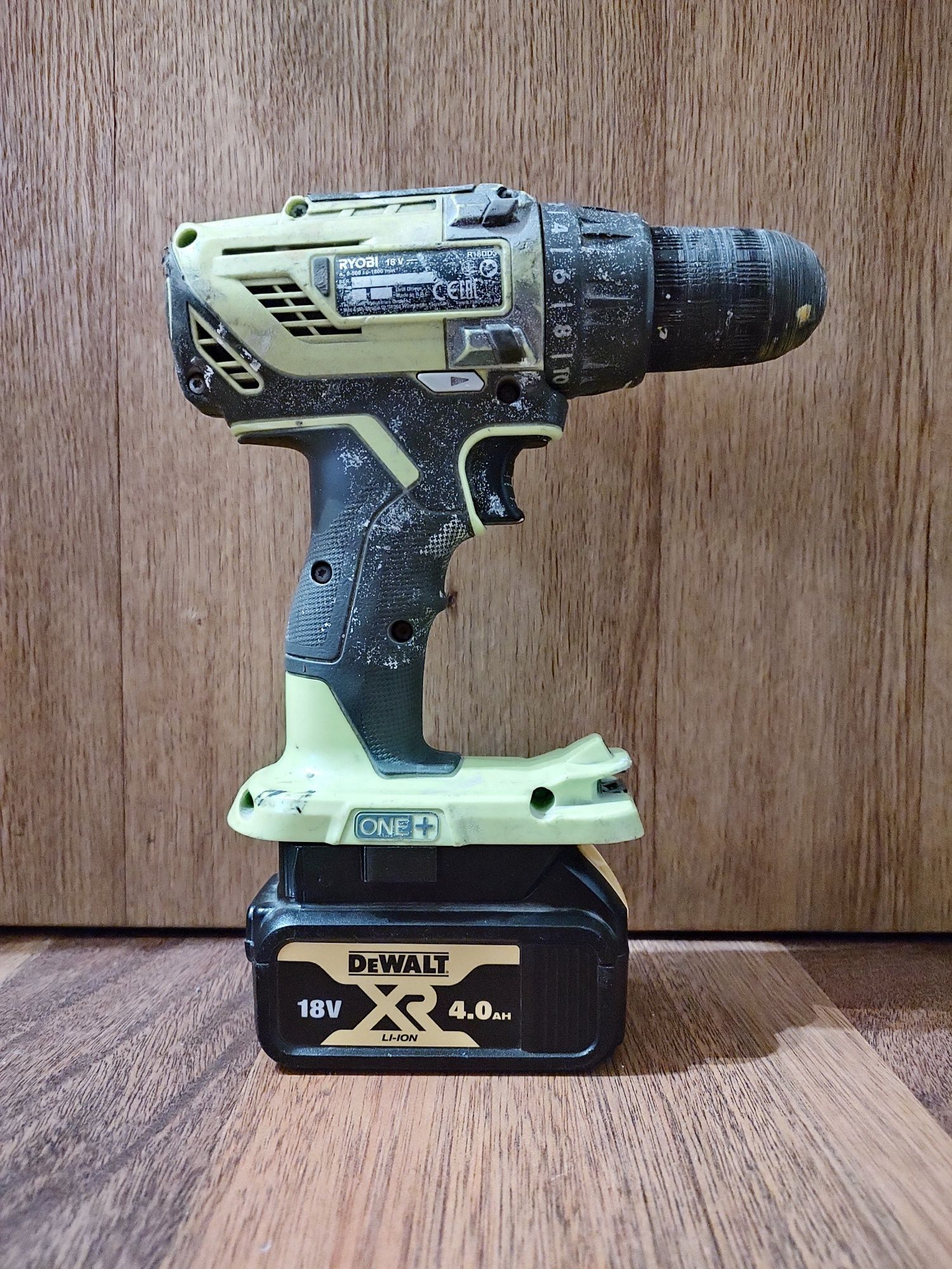 Adapter Ryobi One+ na baterie DeWalt XR18