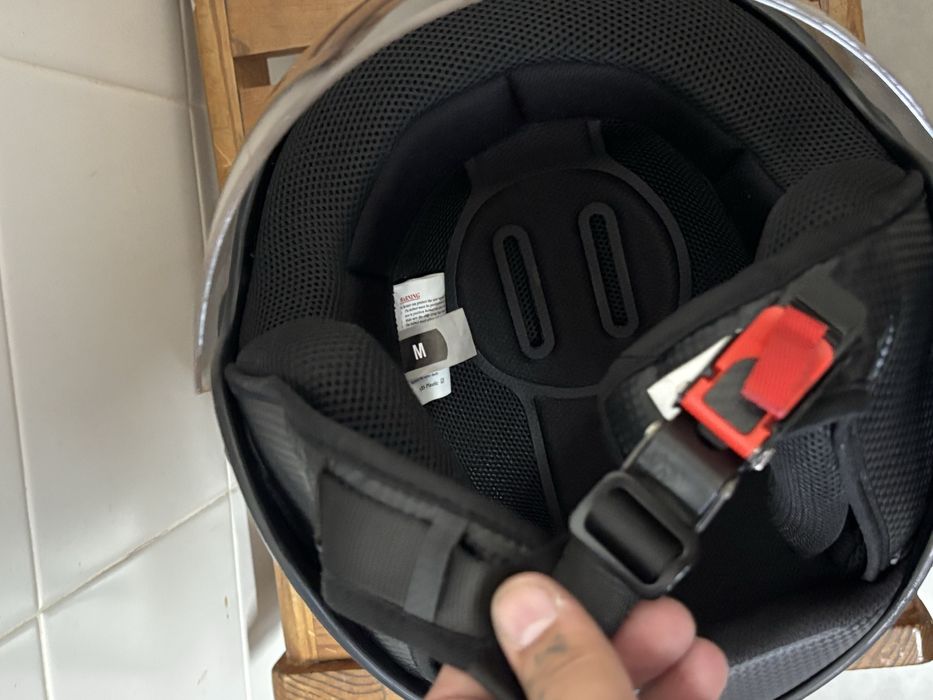 Capacete novo viseira apenas com poucos riscos