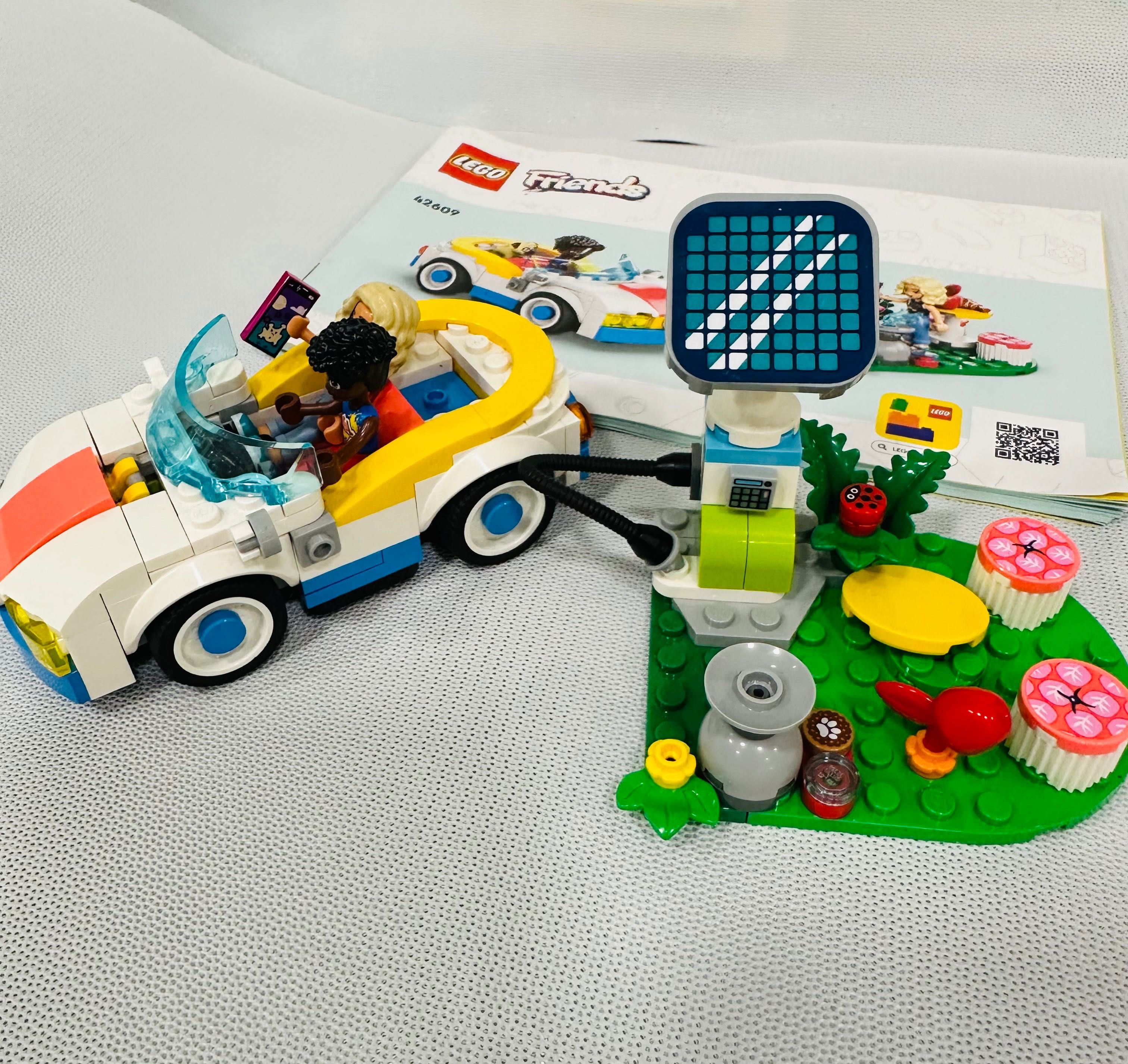 LEGOFriends Электромоб.и заряд.устр. и LEGOCreator Удивит. лесн.жители