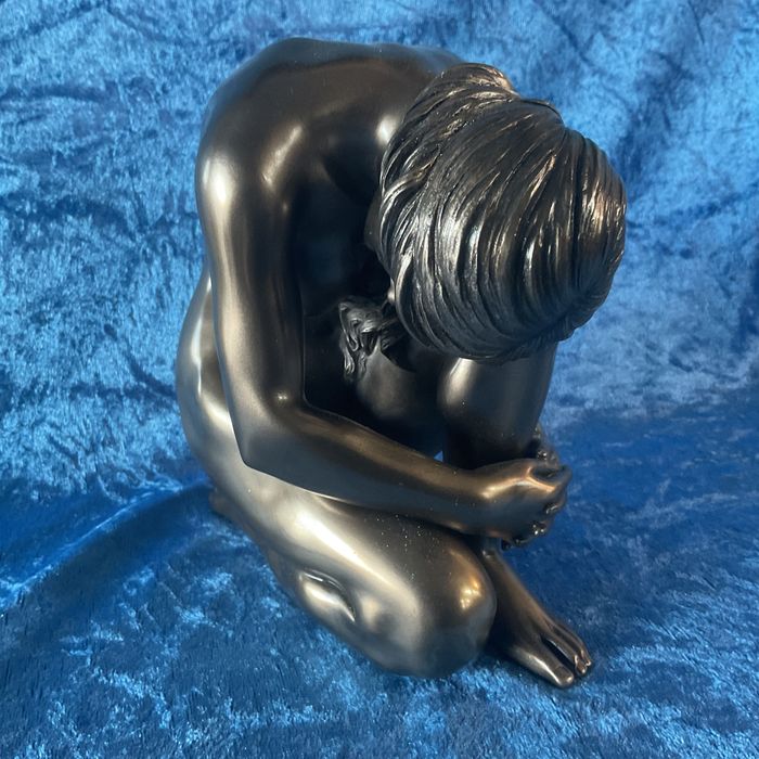 Escultura femenina em cold cast bronze finnish alt,16 cm