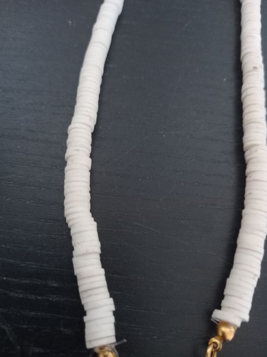 Colar branco com flor