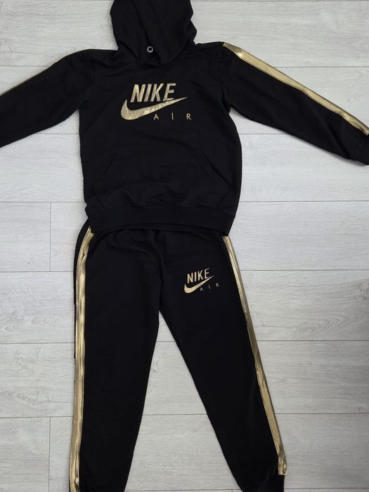 Dres czarny ze złotą aplikacja Nike r.164