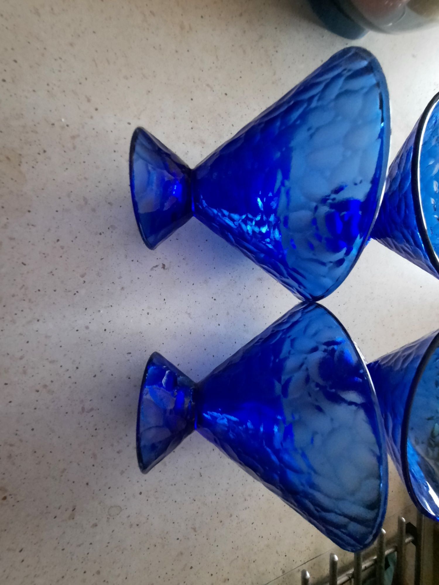 Pucharki kobaltowe stare szklo prasowane 4 sztuki