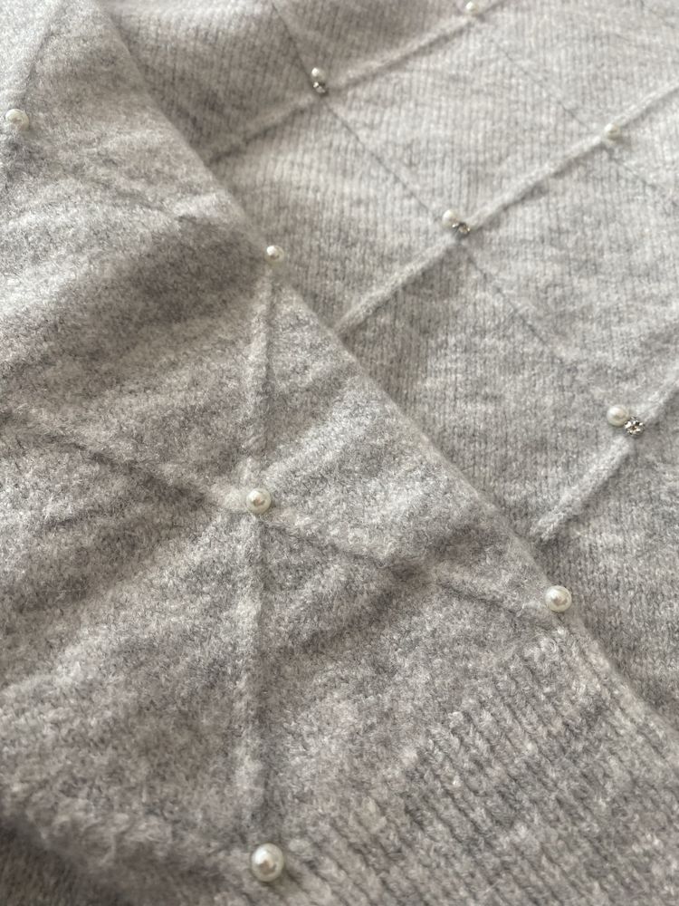 Sweter z perełkami i kamyczkami Reserved