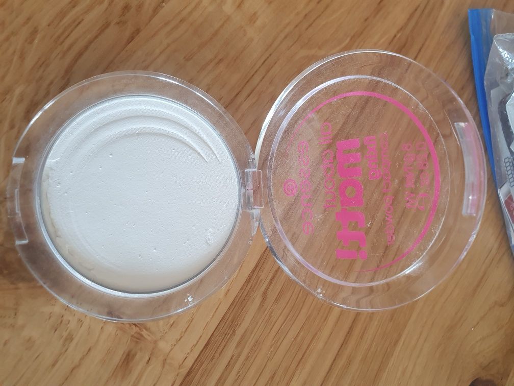 Essence all about matt fixing compact powder