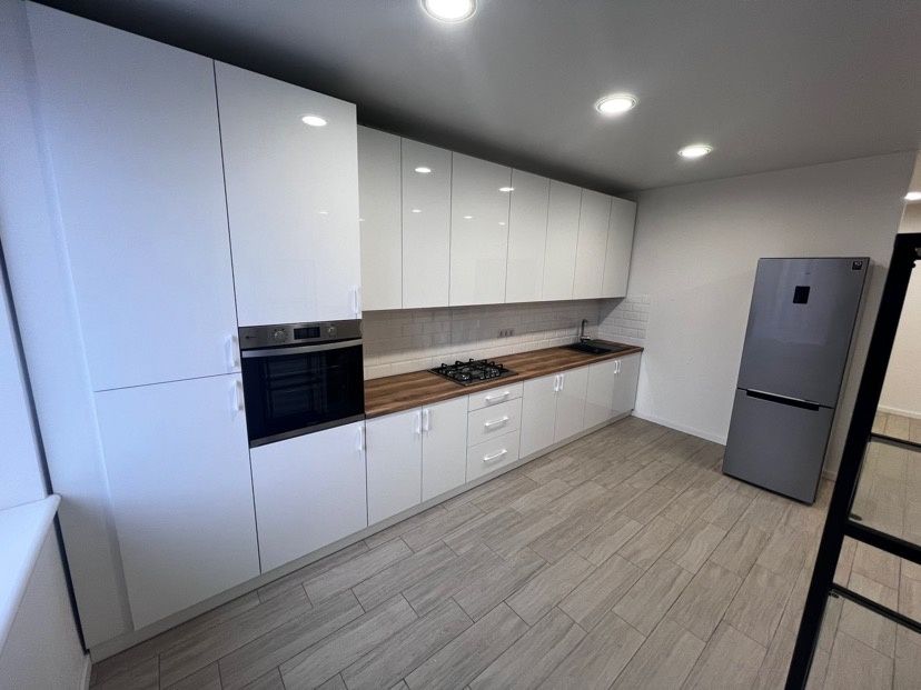 Світла 3 кімнатна квартира