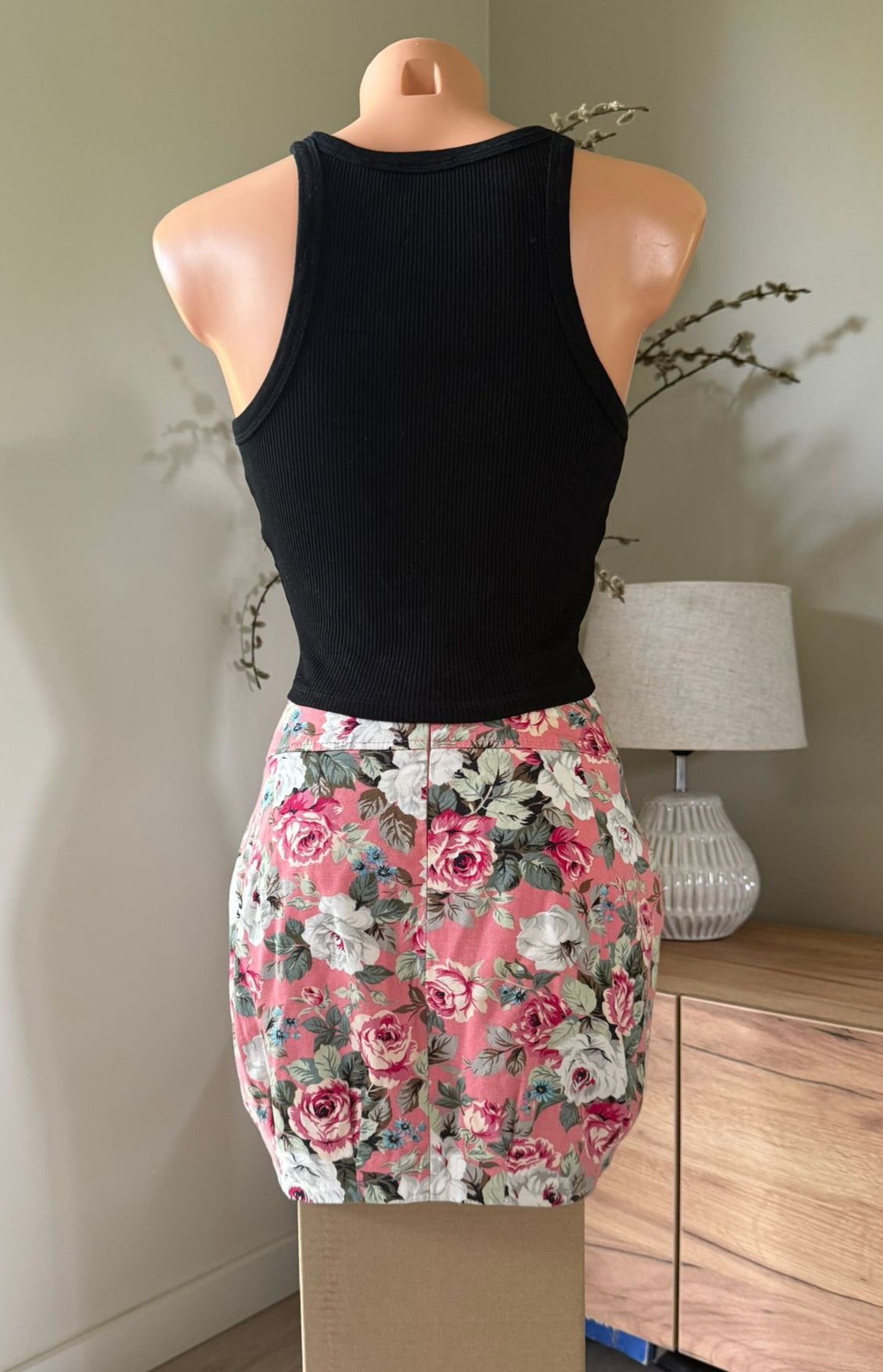 Różowa spódnica mini w kwiaty S/36