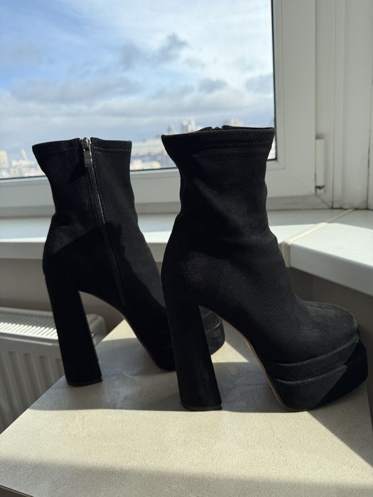 Сапожки на высоком каблуке. Ботильоны