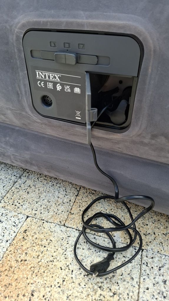 Materac intex z zagłówkiem bardzo duży. Pompka