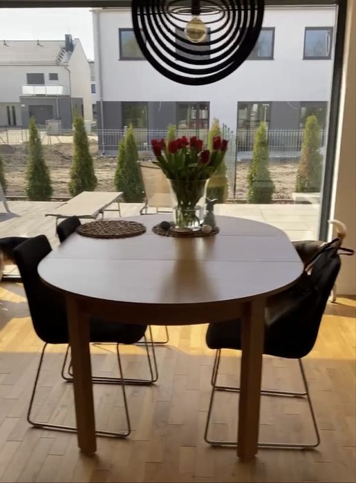 Drewniany stół z okleiną dębową – rozkładany do 12 osób