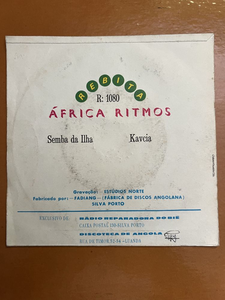 Vinil singles como novos.