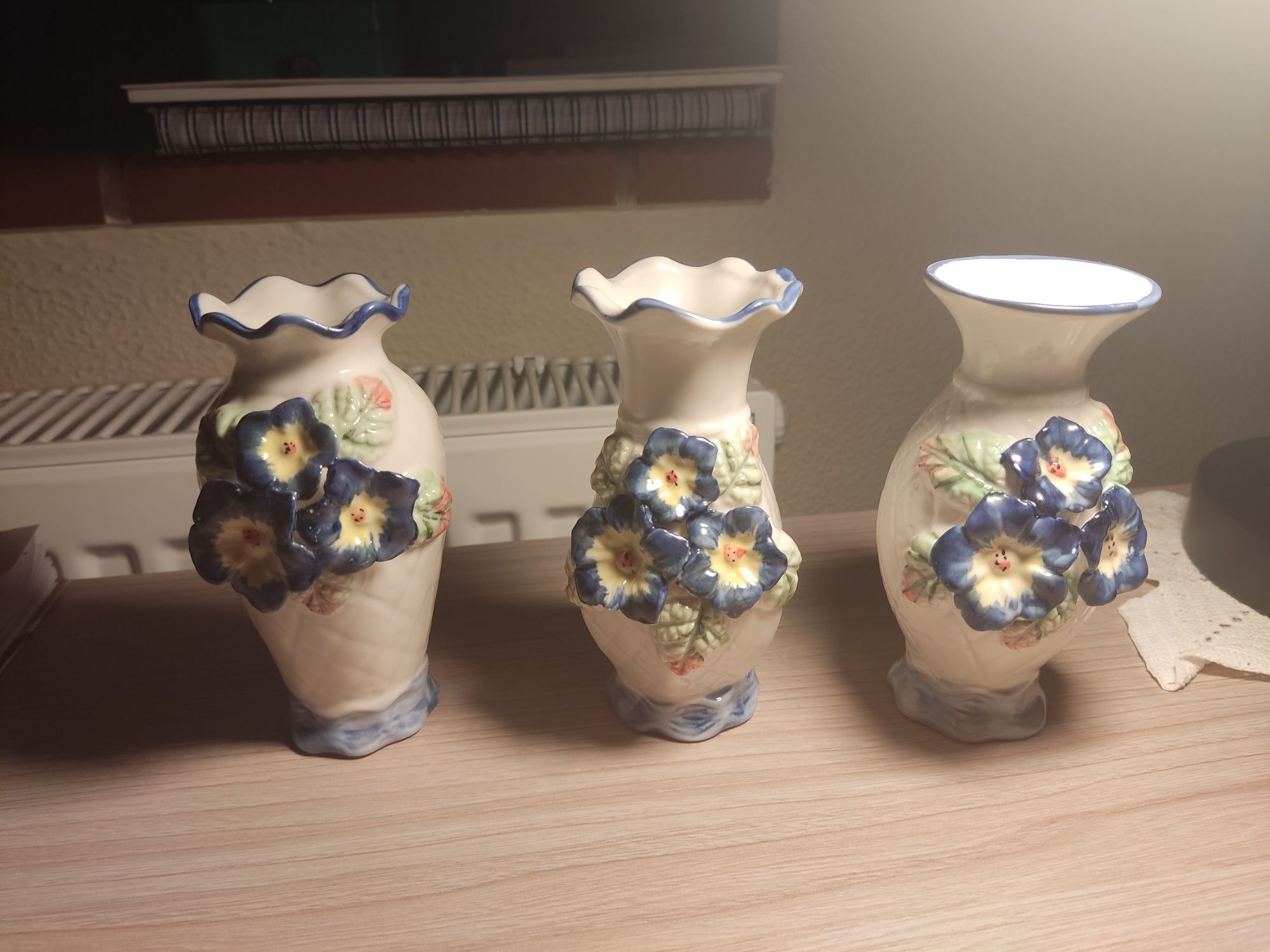 Zestaw 3 wazoników śliczne stan idealny ceramika kolekcjonerskie