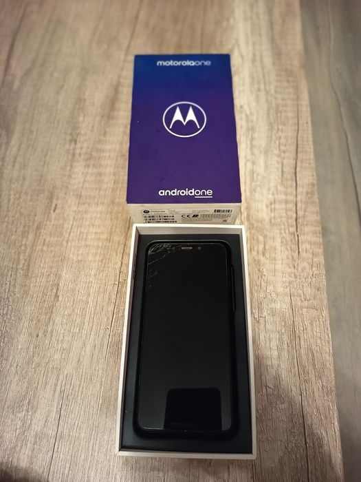 Motorola one z pękniętym wyświetlaczem.