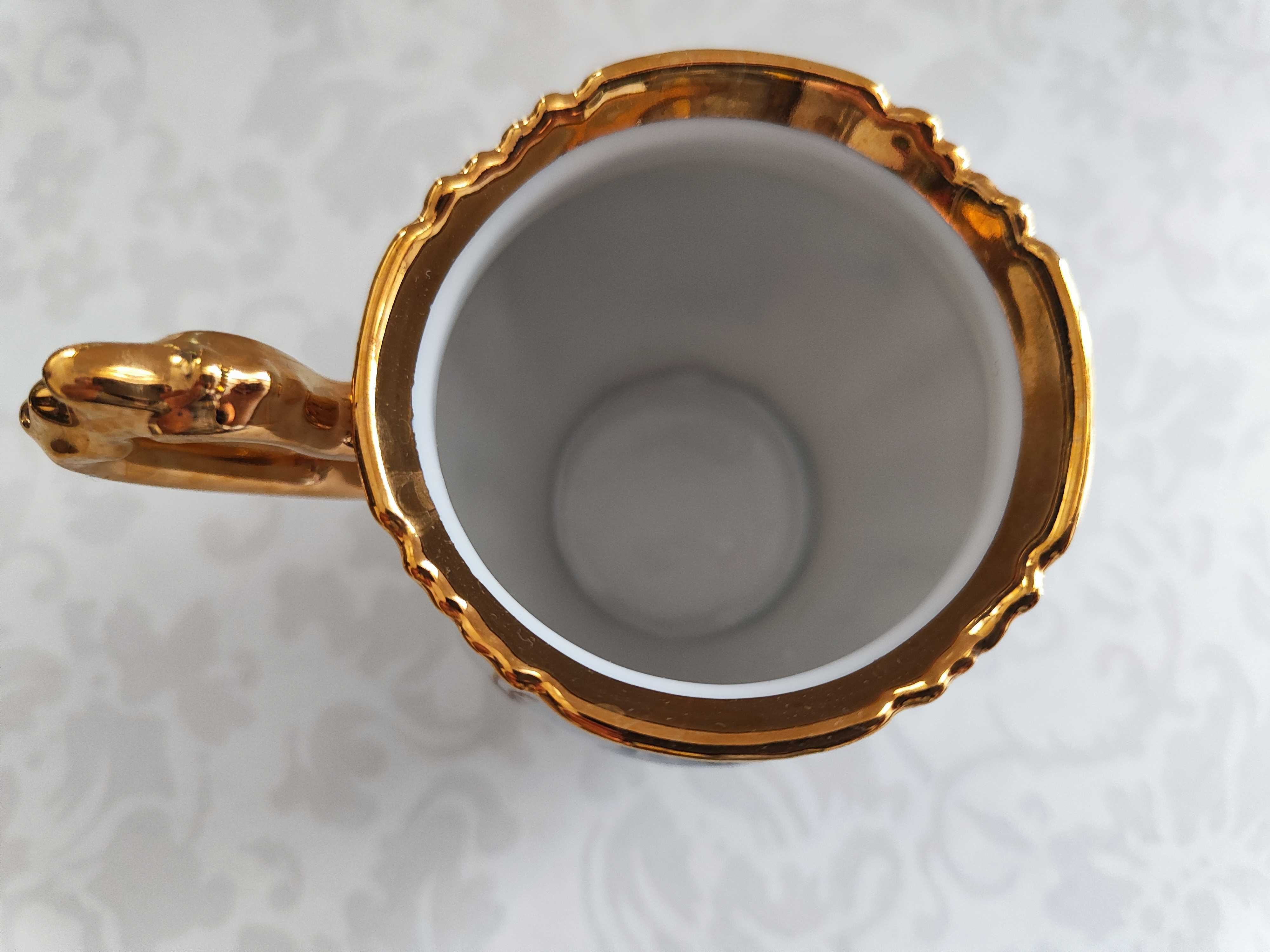 Piękna porcelanowa filiżanka sygnowana Carlasbad Czechy z zającem