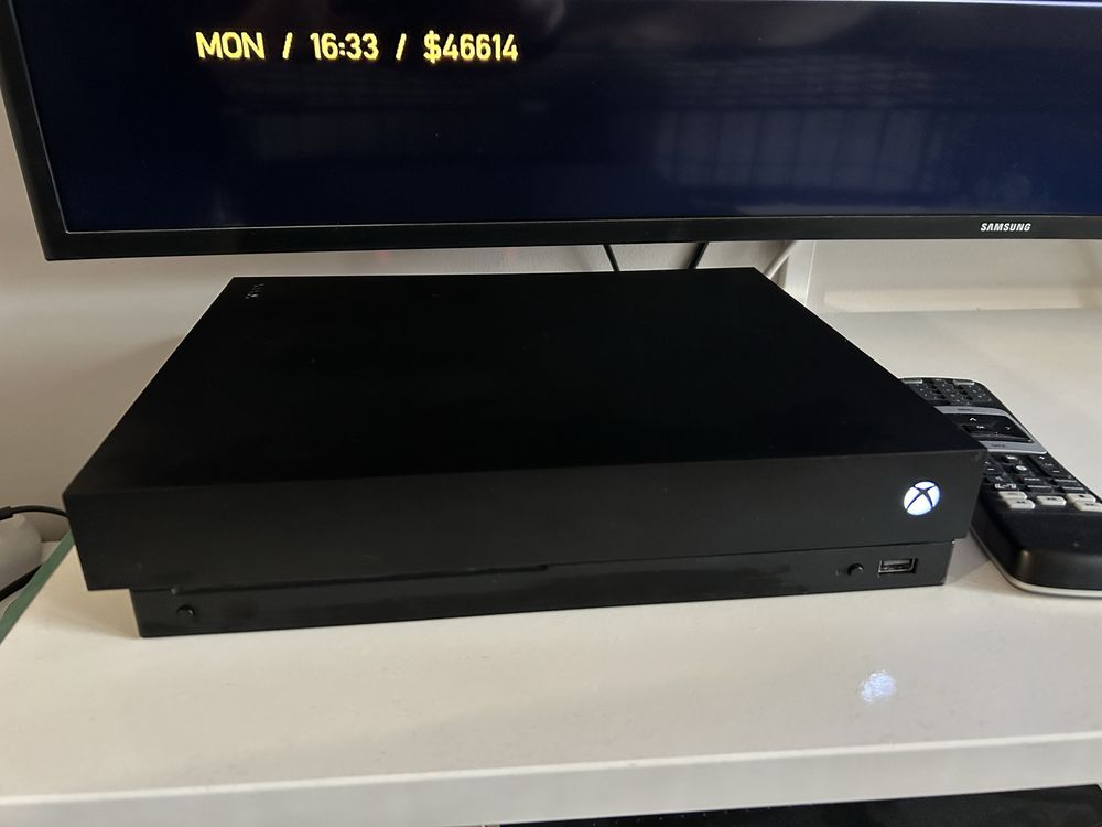 Xbox ONE X 1TB, gry, pad, kabel hdmi