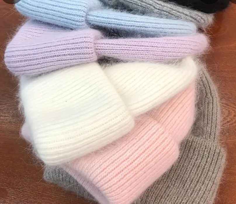 Тепла зимова шапка, колір м'ята, дуже класна .