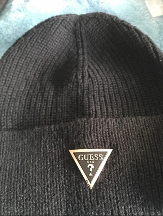 Gorro guess com etiquetas e selos