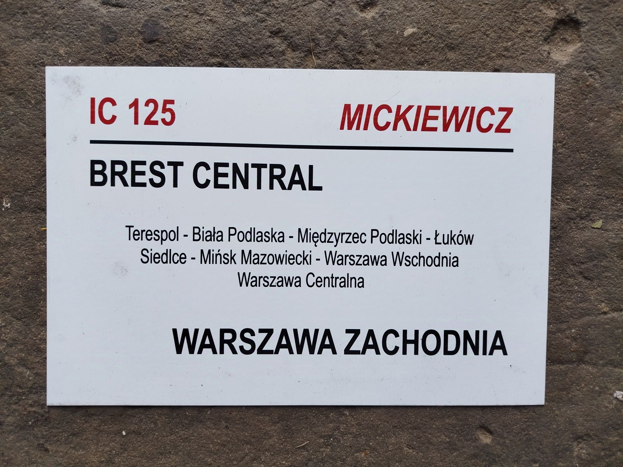 Tablica kierunkowa IC Mickiewicz do Brześcia.