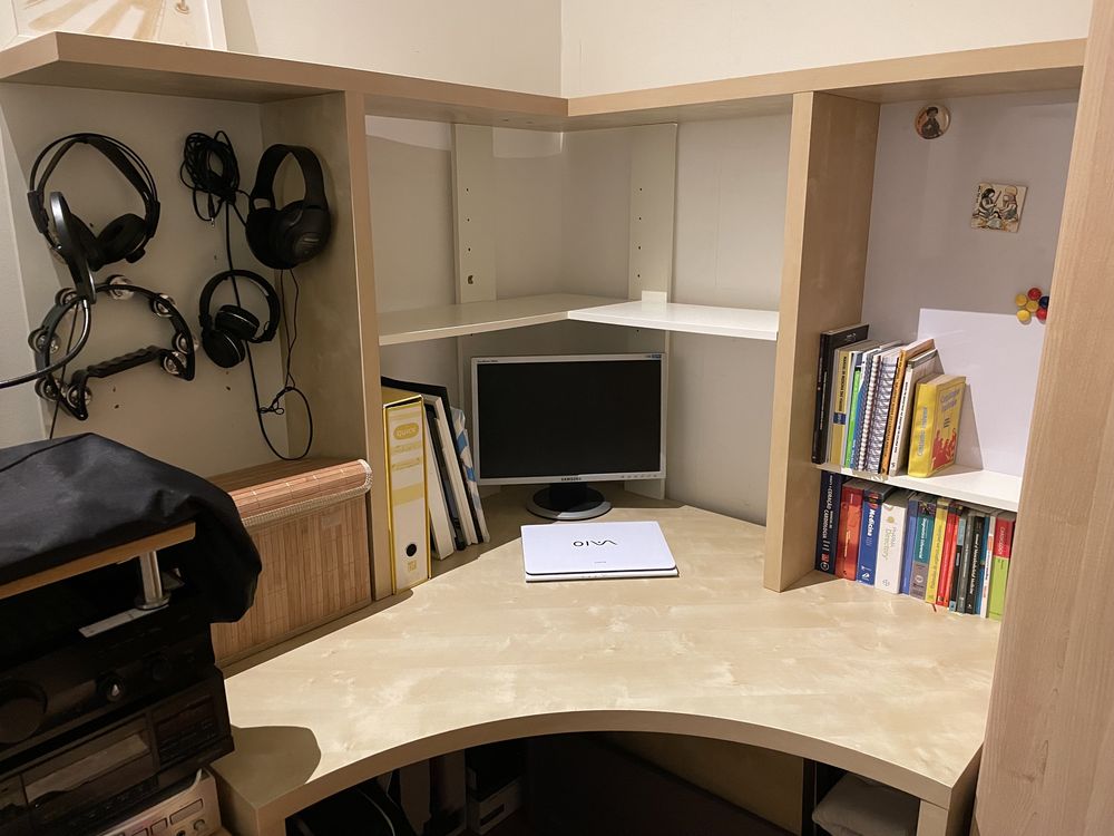 Mesa angular MiKael Ikea cor betula com estantes e porta revistas