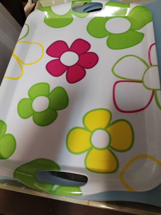 vários tabuleiros em madeira e acrílico