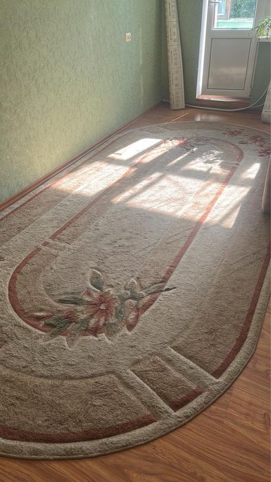Продам килим овальний