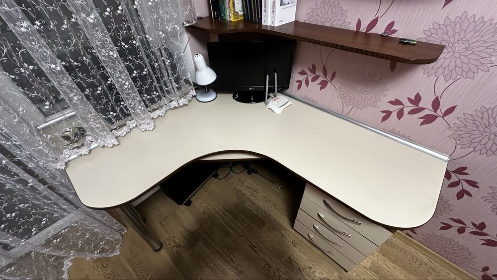 Продам кутовий стіл із поличками