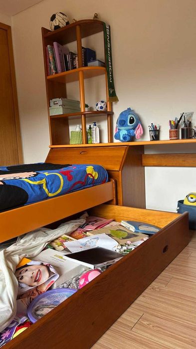 Quarto completo em madeira (Cama + Secretaria + Estante)