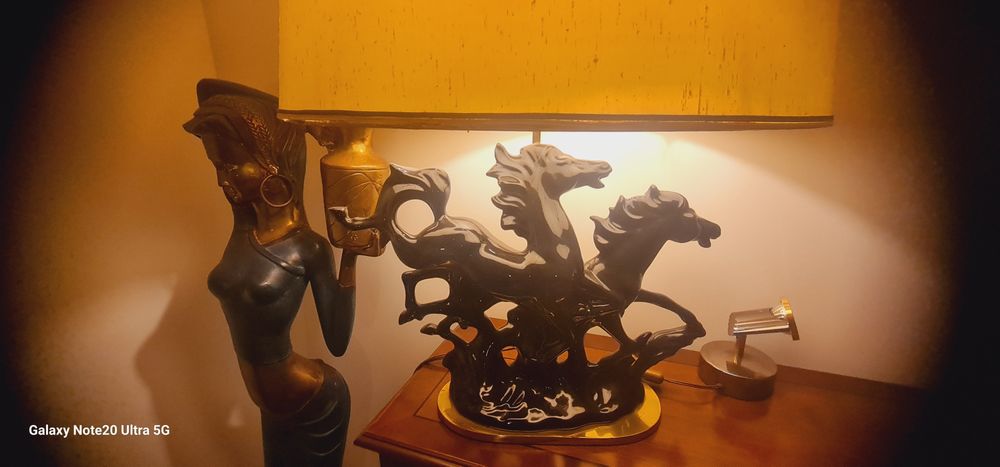 Candeeiro com figuras de cavalo. Muito bonito.