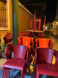 Cadeiras e mesas de esplanada