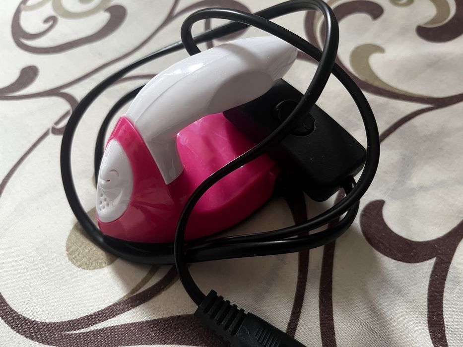 Sprzedam małe żelazko (różowy)