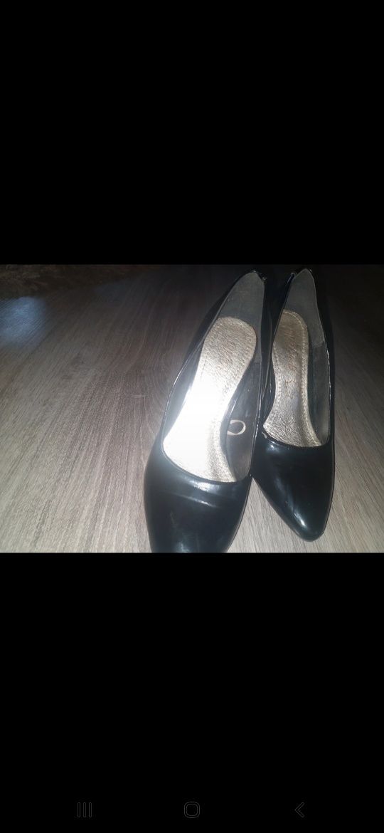 Buty na obcasie r.37