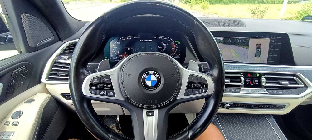 BMW X7 M50i - samochód osobowy