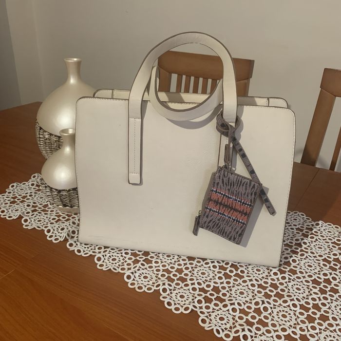 Mala de senhora bege.