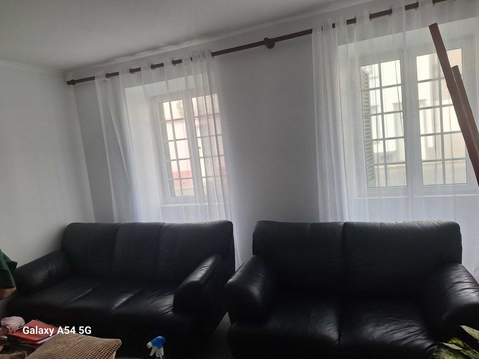 Duas Sofas de pele e mobilha para TV