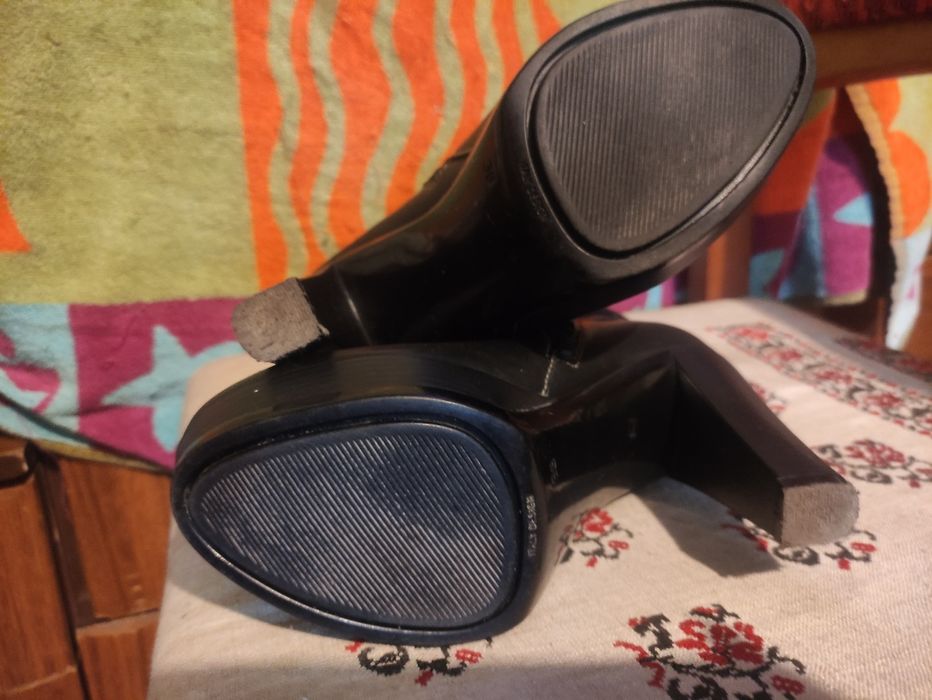 Зимове жіноче взуття, розмір 37-38