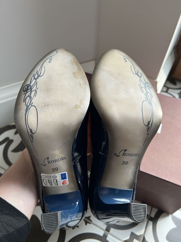 Buty damskie na obcasie Intershoe granatowe rozmiar 39 skóra naturalna