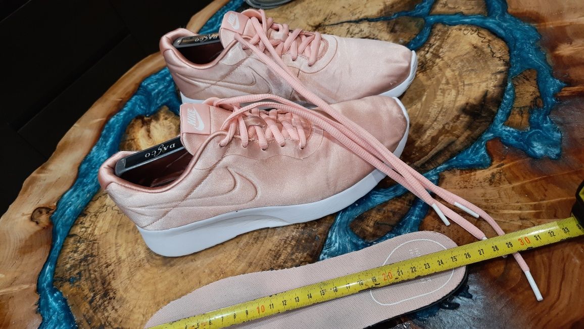 Buty sportowe koloru złotego firmy NIKE