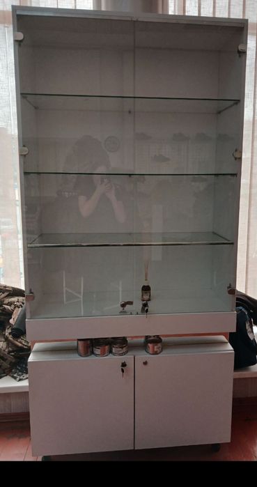 Скляна вітрина 3000 грн