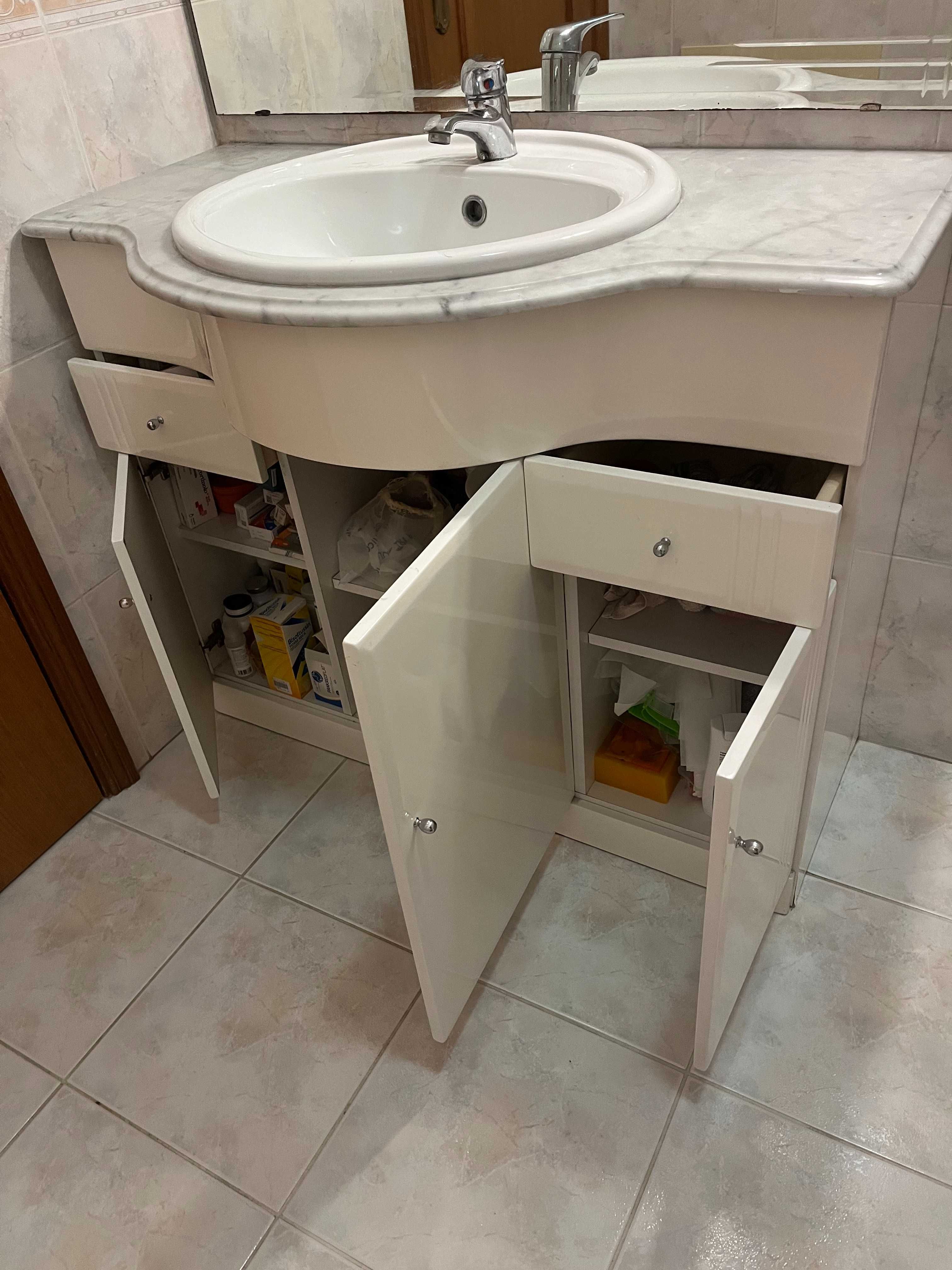 Conjunto de móvel e espelho para casa de banho.