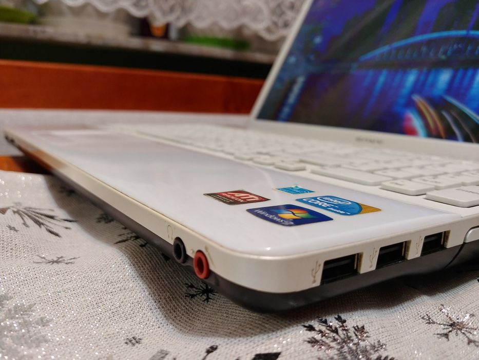 Laptop SONY VAIO WIN10 perłowy SSD 15'6 cala DVD