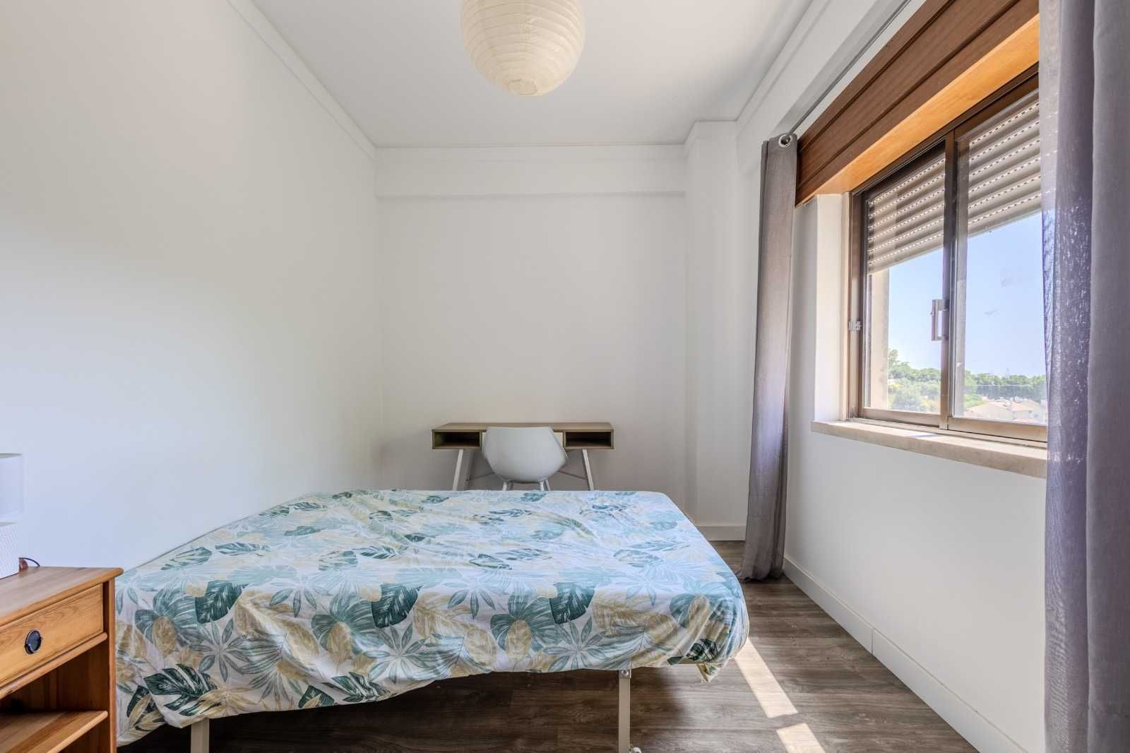 Quarto espaçoso com cama de casa e roupeiro embutido